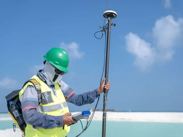 Földügyi térinformatikus GNSS-vevővel végzett terepi mérést végez
